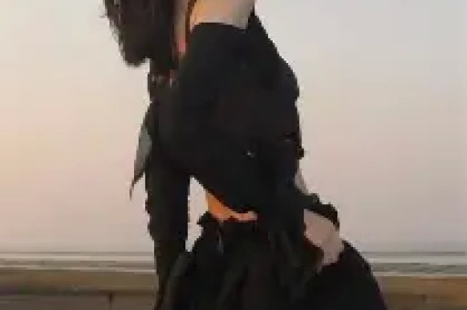 杨幂穿黄色吊带礼裙拍戏花絮曝光优雅明媚状态拉满！