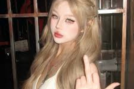 时隔10个月26岁女星回应蹲曾志伟双腿之间曾志伟真的被错骂了